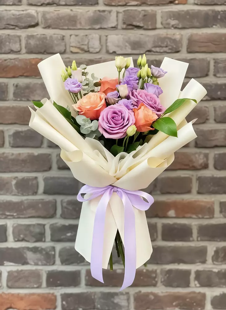 Букет цветов из: Лизиантусы и Розы в Агроном