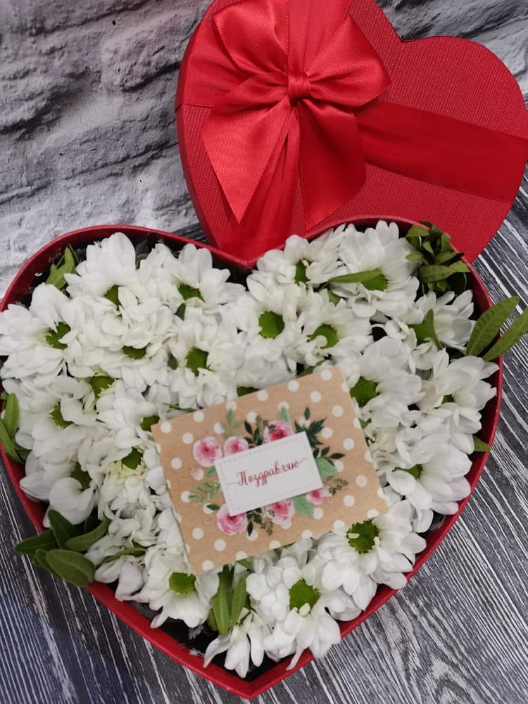 Цветочная композиция из Хризантемы в виде сердца в Агроном