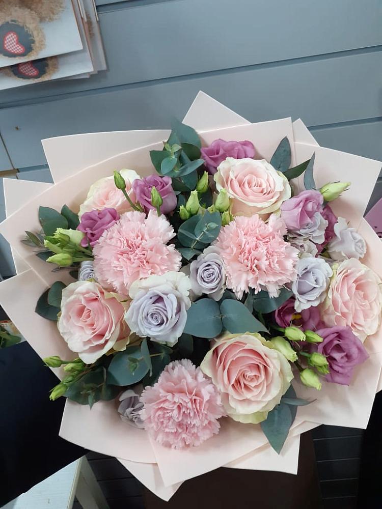 Букет цветов из: Розы, Гвоздики и Лизиантусы в Агроном